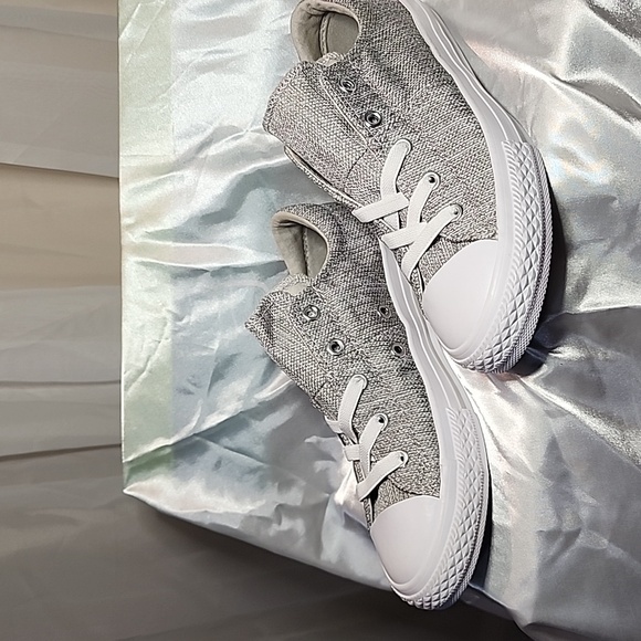 New- Little Girls Light Grey Canvas Converse with Pink Tongue Size 2 - Picture 2 of 7